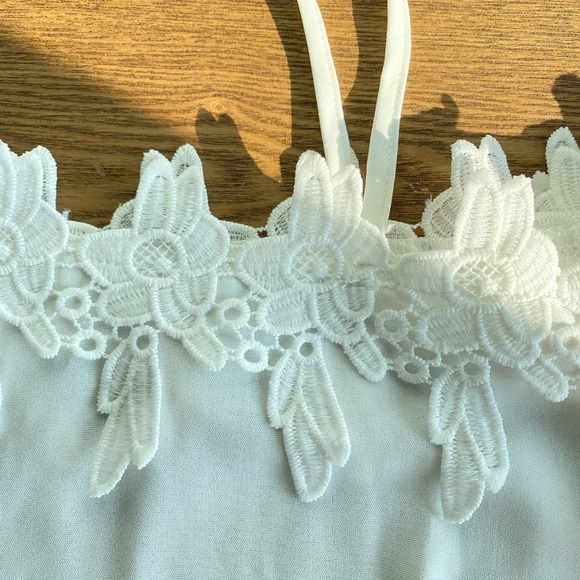 White summer top, lace sleeves, off shoulder, embroidered flowers Size L NWOT - Picture 6 of 11